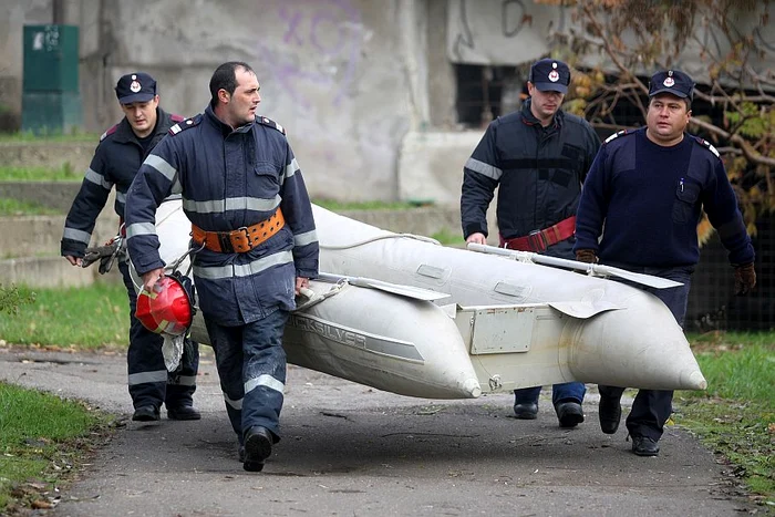 Pompierii au fost chemaţi pentru a recupera trupul. Foto: arhivă