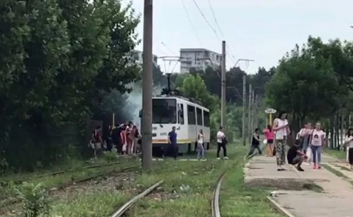 
    Călătorii au fost evacuați dintr-un tramvai din care ieșea un nor de fumFoto: Captură Video  