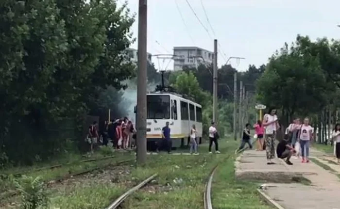Călătorii au fost evacuați dintr-un tramvai din care ieșea un nor de fumFoto: Captură Video