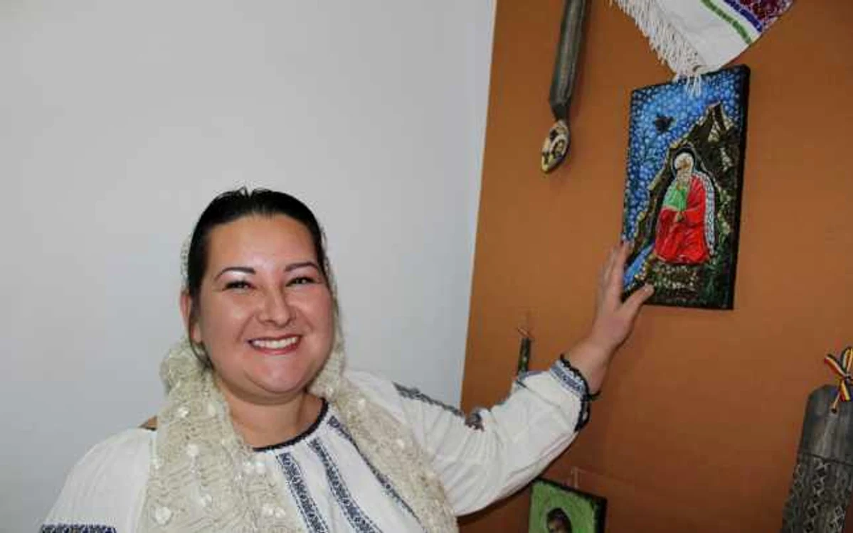 Alina Coconu realizează icoane din coajă de ou