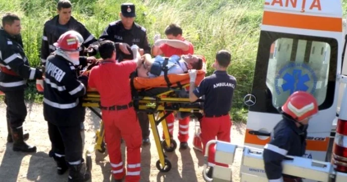 Ambulanţierii au acordat asistenţă medicală unui număr de patru persoane