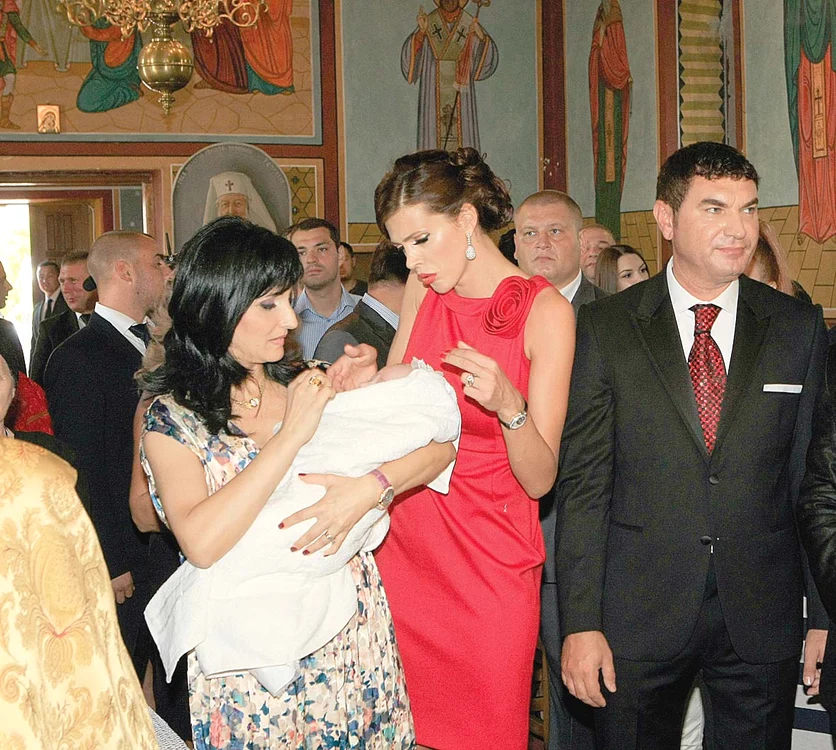 
    Cristi Borcea, aici la botezul primului copil pe care i l-a dăruit Alina în 2012  