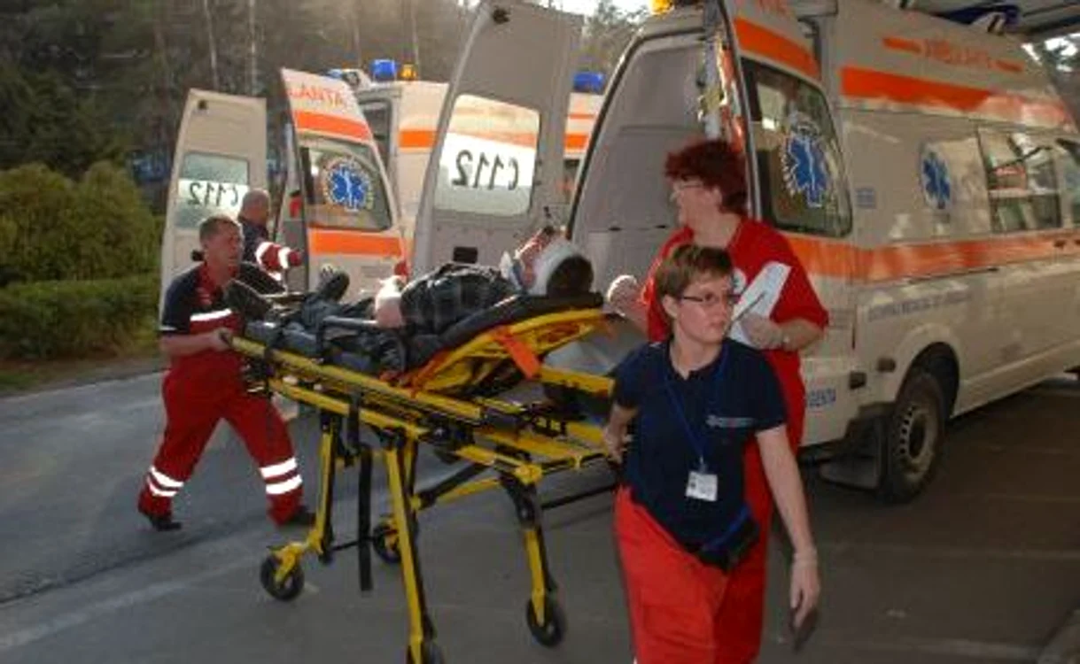 
    Un echipaj al descarcerării a intervenit ca să scoată victima din maşină  