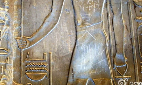 Un Turist Chinez Vandalizează Templul Egiptean de la Luxor jpeg
