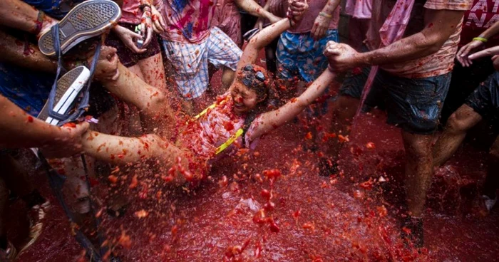 La bătaia cu roşii din acest an au participat nu mai puţin de 20.000 de oameni FOTOGRAFII AFP