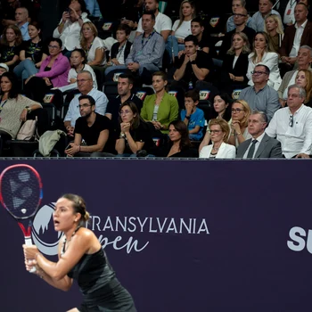 Andreea Esca, Alexandre Eram, Malvina Cservenschi, Majestatea Sa Margareta și Principele Radu la meciul susținut de Gabriela Ruse la Transylvania Open. FOTO: Instagram