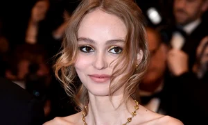 Lily Rose Depp are 19 ani şi deja este o figură cunoscută în industria modei jpeg