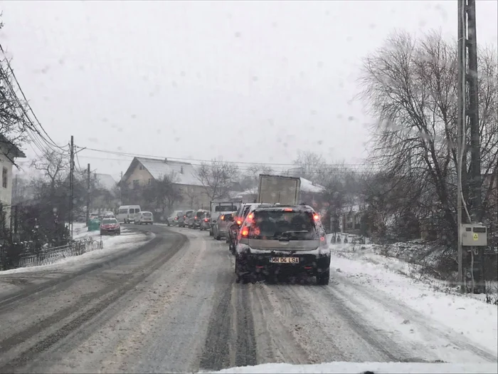 În localitatea Groşi şoferii au circulat bară la bară din cauza drumului îngheţat. FOTO Facebook Info Trafic Maramureş