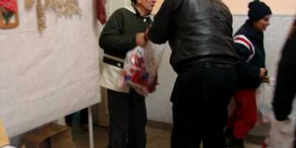 Pompierii le-au oferit sacoşe pline cu bunătăţi FOTO