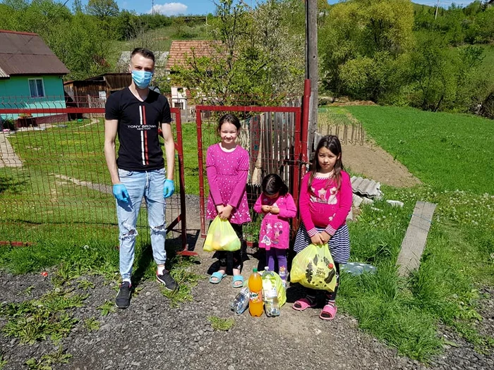 Ajutat de tinerii satului, preotul merge din poartă în poartă și le dă pungi cu alimente copiilor sărmani
