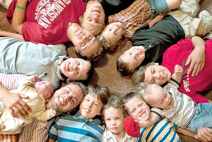 Gaşca numeroasă de acasă abia aşteaptă să-şi întâlnească frăţiorul