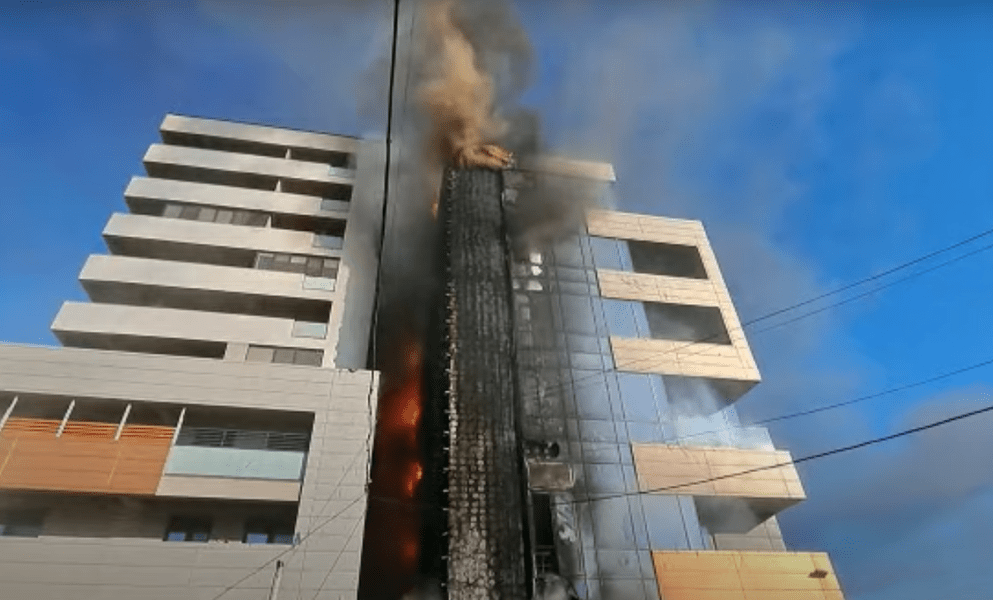 Incendiu puternic la Iași, lângă Spitalul de Recuperare. Arde o clădire cu mai multe etaje VIDEO