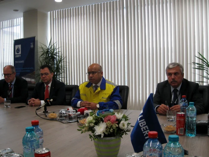 Radu Oprea, ministrul pentru Mediul de Afaceri (stânga), Sanjeev Gupta (centru) şi Dan Nica (europarlamentar) Foto: Valentin Trufaşu