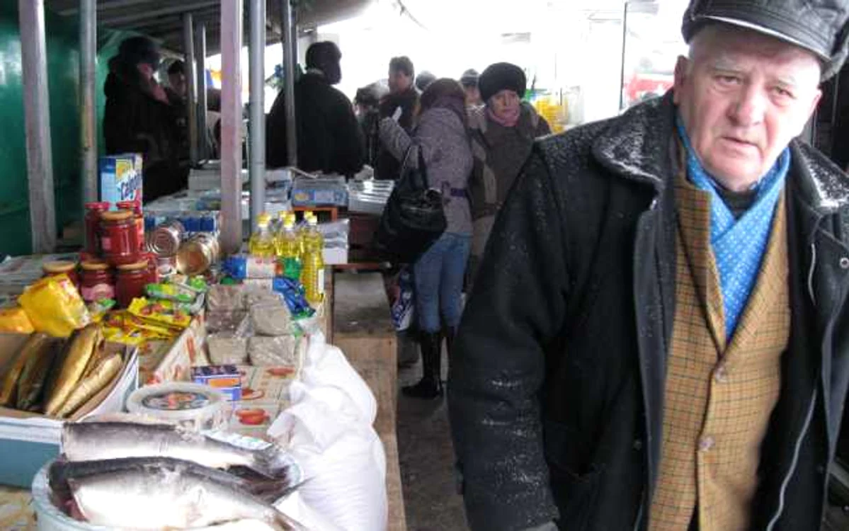 Peştele afumat este expus pe tarabă lângă detergenţi şi produse de menaj