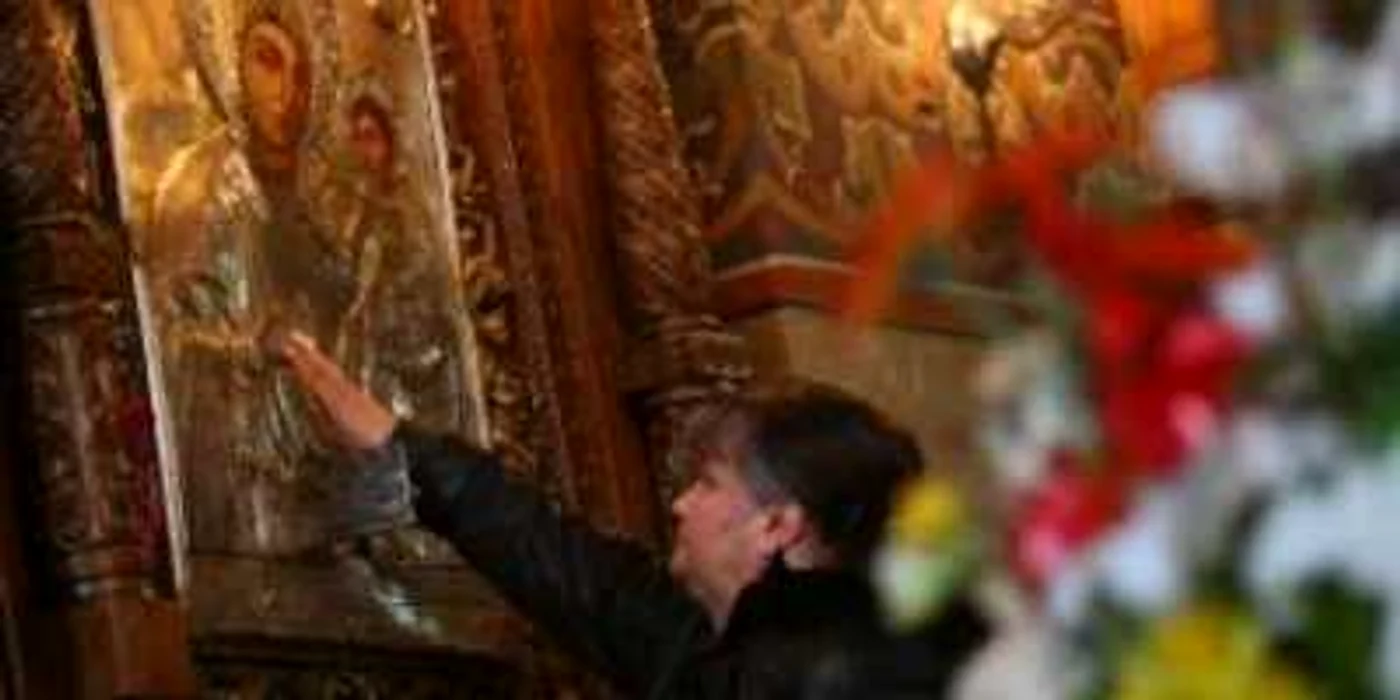 Credincioşii spun că icoana de la Madona Dudu le dă energie.