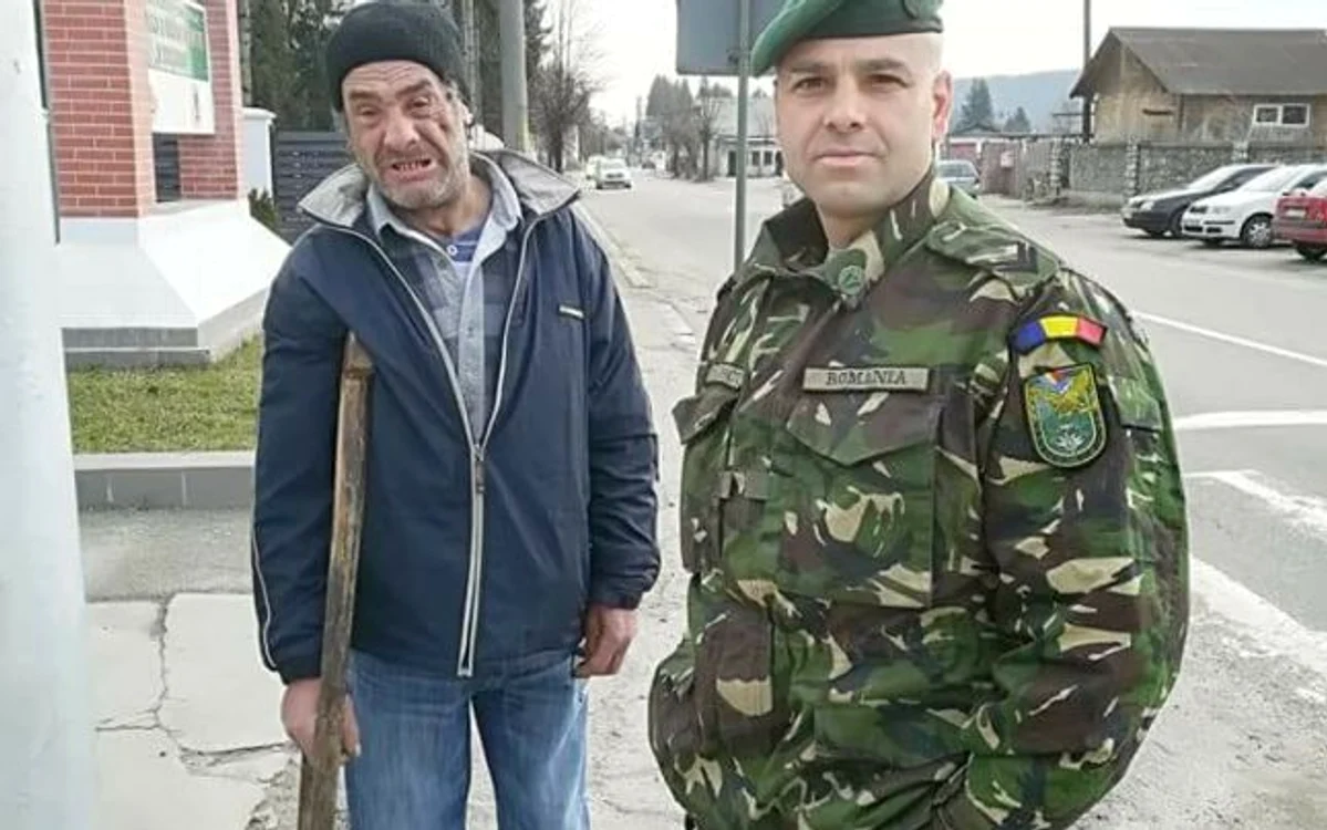 Sorin Barbu, omul străzii îngrijit de caporalul Irinel Bădulescu (dreapta) FOTO: arhivă personală