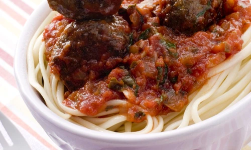 spaghete cu chiftele shutterstock 14459278 jpeg