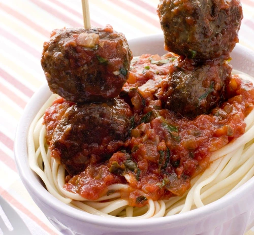spaghete cu chiftele shutterstock 14459278 jpeg