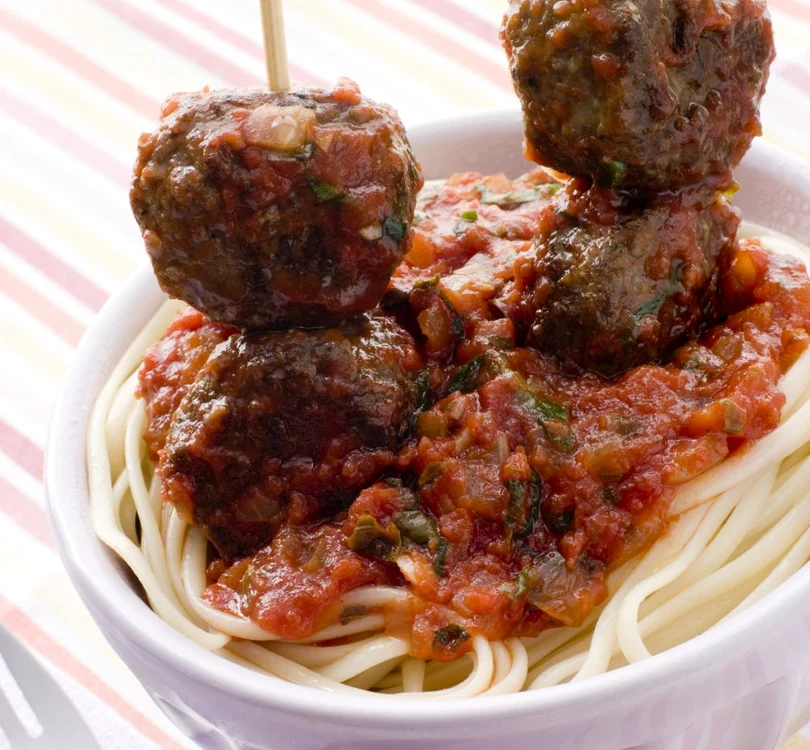 spaghete cu chiftele shutterstock 14459278 jpeg