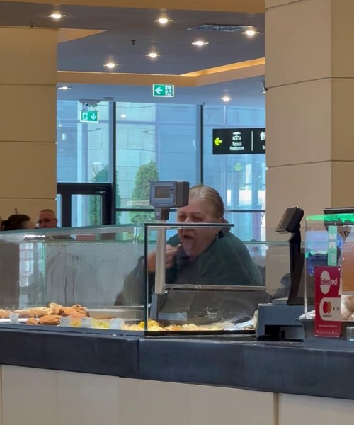 „Cum am reușit eu cu soțul să facem toxiinfecție“. Angajata unui restaurant gustă din ciorbă cu polonicul, apoi îl pune în oală FOTO