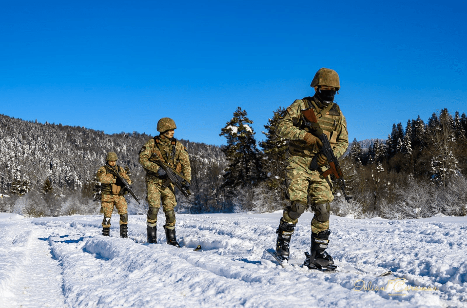 Infanteriştii marini se antrenează la munte. Brăilenii experimentează traiul în condiții de izolare