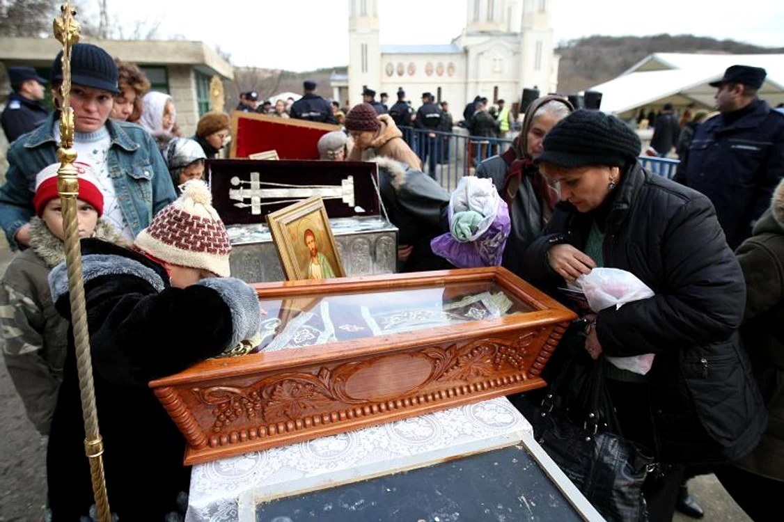 Credincioşii se roagă la Moaştele Apostolului
