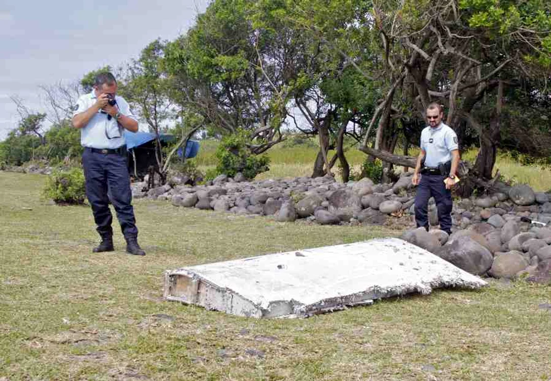Avionul dispărut: anchetatorii au descoperit pe Insula Reunion un fragment de Boeing 777 în data dee 29 iulie 2015Foto: AP