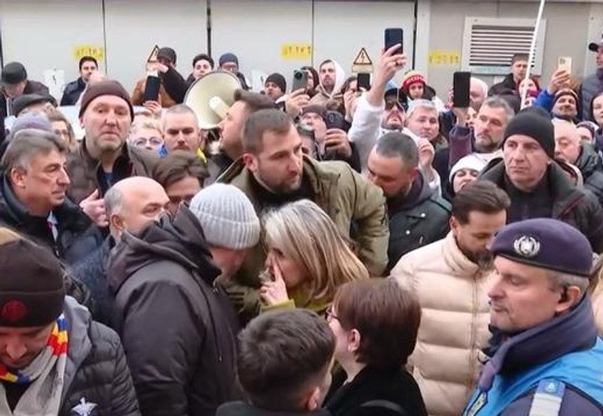 Unul dintre bodyguarzii Cristelei Georgescu, prins cu o armă de foc neletală la protestul din faţa Parchetului. El a fost dat pe mâna poliției