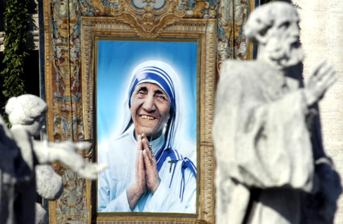
    Momentul întâlnirii dintre Papa Ioan Paul al II-lea și Maica TerezaFoto Getty  