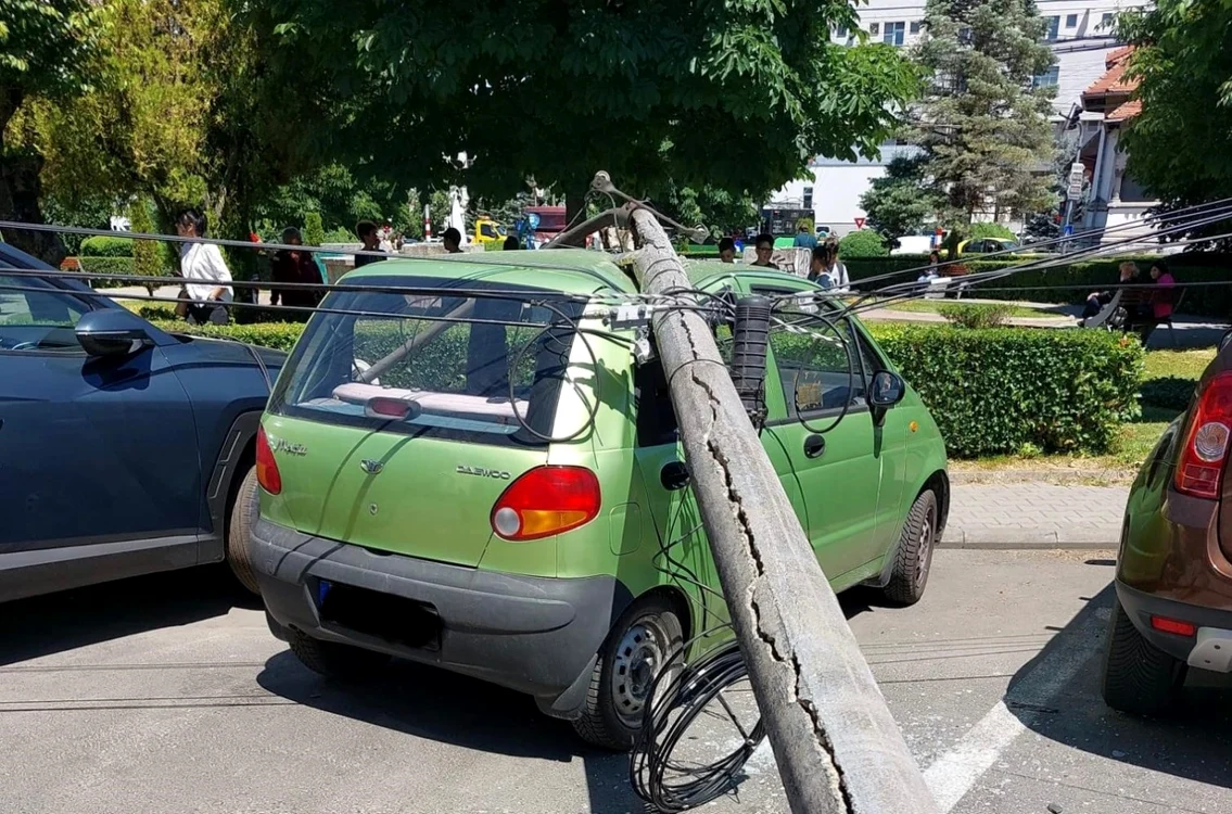 Stâlpul s-a rupt din senin şi a zăcut pe un autoturism                                          Foto: ISU Gorj
