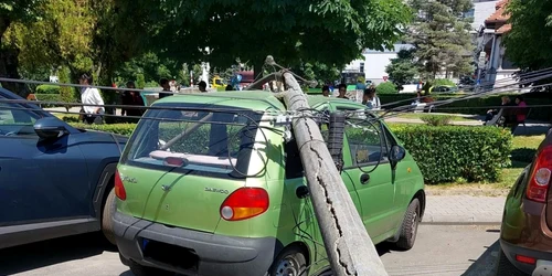 stalp cazut pe masina