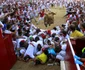 tauri prin multimea de alergatori la san fermin pamplona foto reuters 2