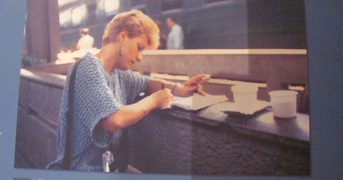 Herta Müller, în gara din Timişoara, scriind FOTO: Florina Pop