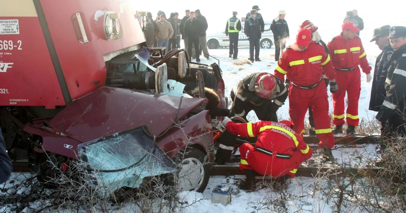 Patru persoane au murit pe loc după ce maşina în care se aflau a fost izbită de un tren