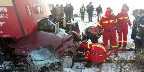 Patru persoane au murit pe loc după ce maşina în care se aflau a fost izbită de un tren