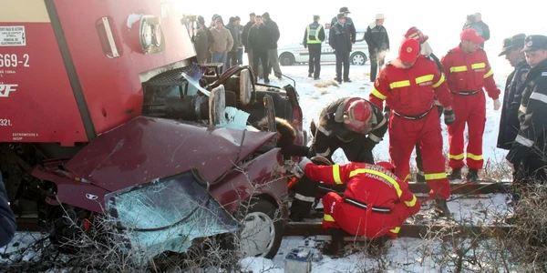 Patru persoane au murit pe loc după ce maşina în care se aflau a fost izbită de un tren