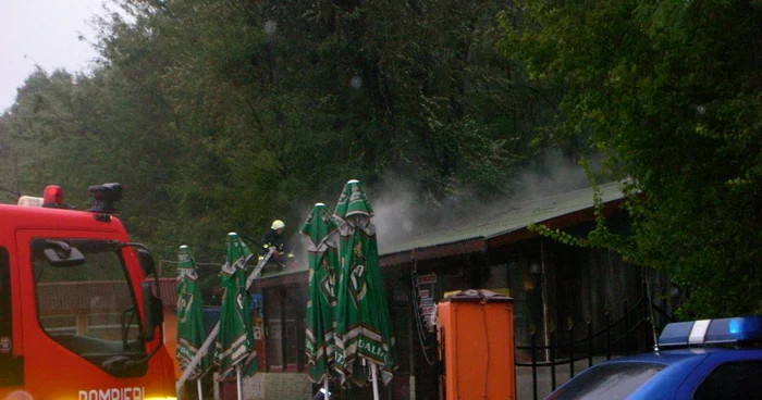 Pompierii acţionează pentru lichidarea incendiului