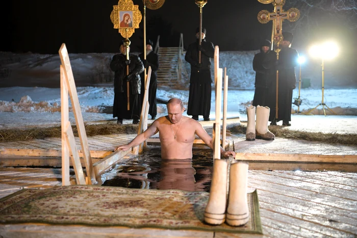 Vladimir Putin s-a scăldat în apa îngheţată a lacului Seligerfoto: EPA