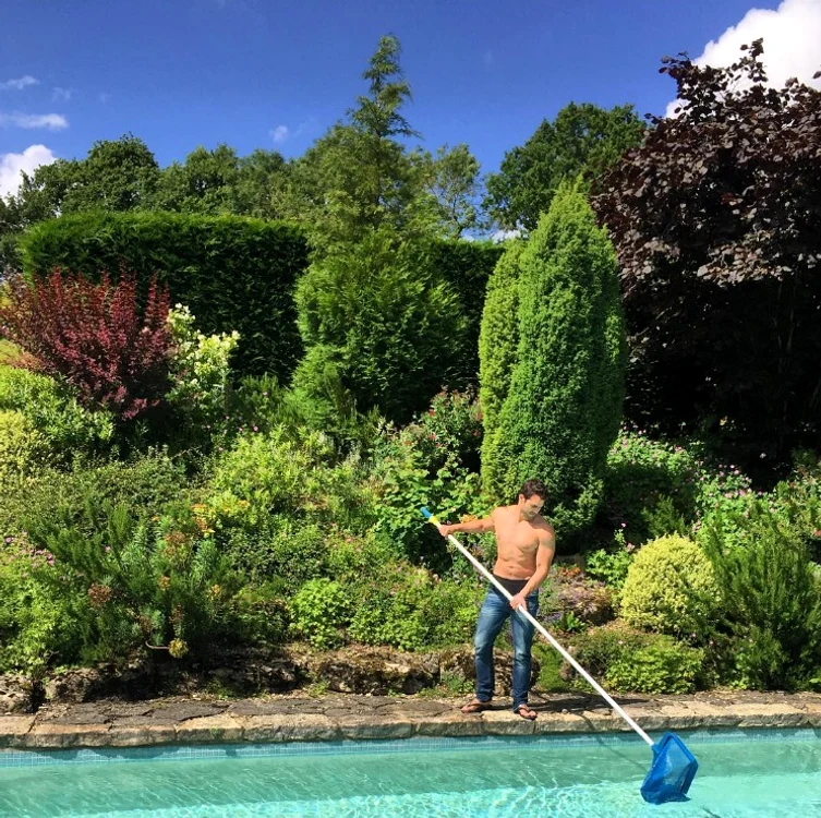Iubitul ei, Jeremy Parasi, i-a curățat piscina