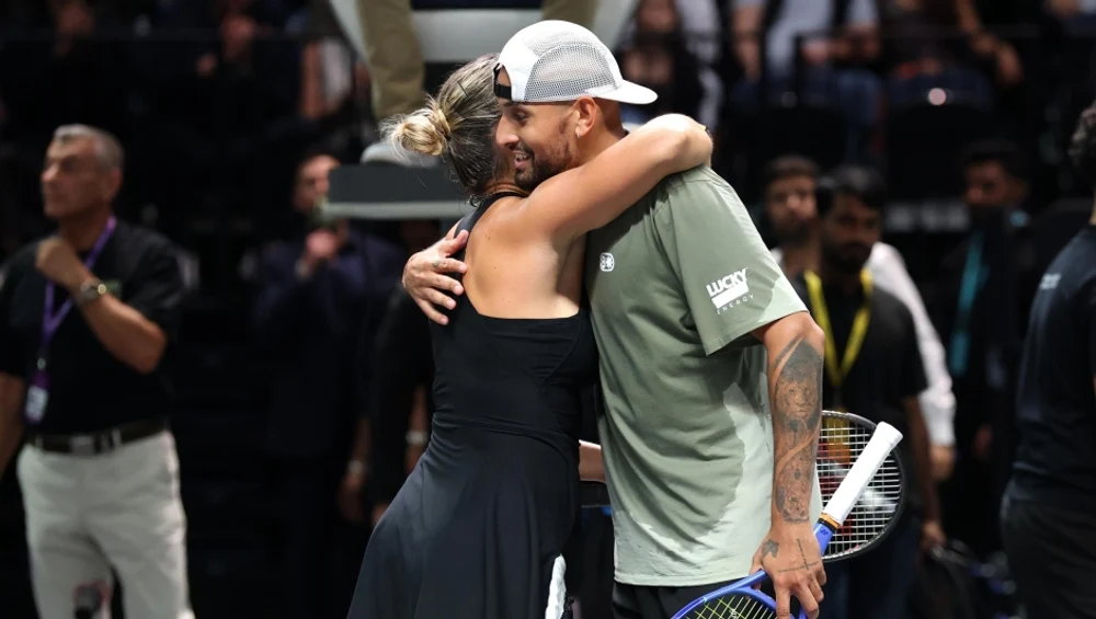 „Bătălia sexelor” i-a revenit lui Nick Kyrgios. Un bărbat care privește tenisul de pe margine a învins liderul mondial la fete