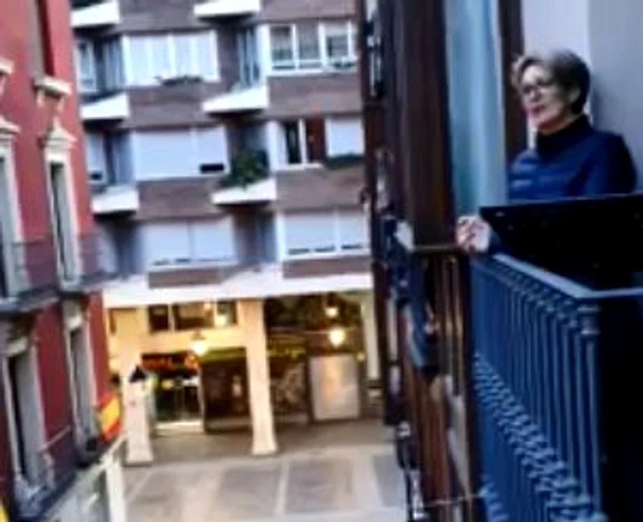 
    Soprana Alexandra Tărniceru a susținut un recital ad-hoc în balconul casei sale din Palencia, Spaniafoto: captură video  
