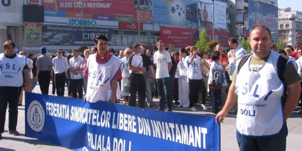 După pichet, reprezentanţii FSLI Dolj i-au lăsat prefectului o scrisoare pentru ministrul Educatiei şi premierul României