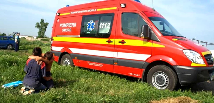 Paramedicii de la SMURD au fost nevoiţi să constate decesul fetiţei FOTO Adevărul