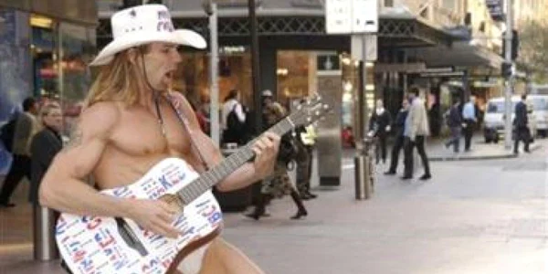 VIDEO "Cowboy-ul dezbrăcat" candidează la primăria New York-ului