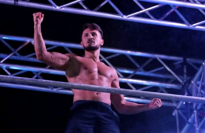 
    Andrei Ciobanu cântă, dar face și sport pentru a-și dezvolta musculaturaFoto: Facebook  