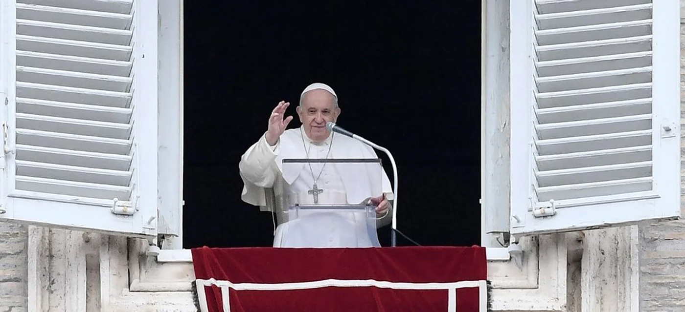 Papa Francisc s-a adresat mulțimii de pe balconul central al Bazilicii Sf. Petru Foto: AFP