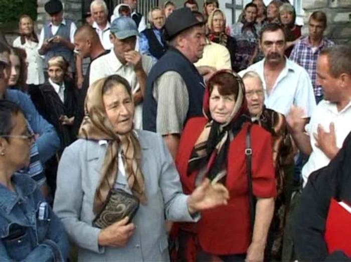 Sătenii s-au strâns  furioşi în faţa bisericii,  însă preotul nu a venit