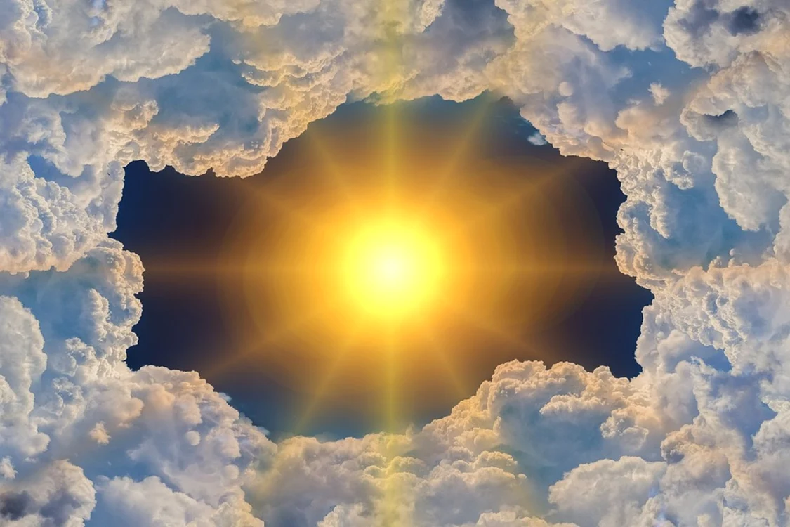 Temperaturi peste media obişnuită a acestei luni, dar şi cer noros şi ploaie. Foto Pixabay