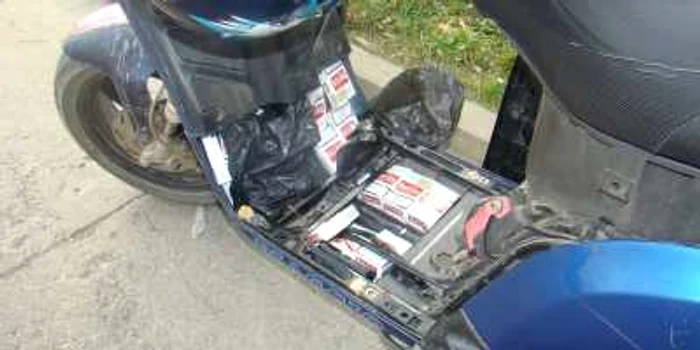 Ţigări de contrabandă, găsite într-un moped
