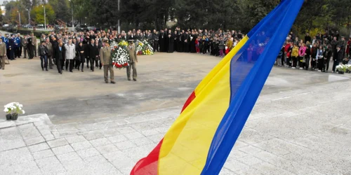 Autorităţile vor depune coroane de flori la munumentul Revoluţiei foto arhivă